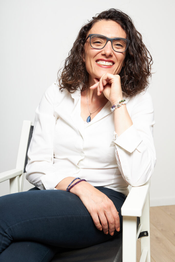 Liana souriante assise